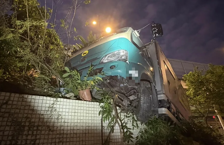 影/新北新店物流車失控暴衝　高速衝撞民宅卡斜坡