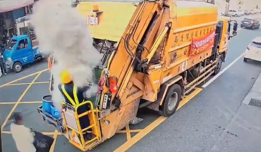 影/整袋金紙灰丟垃圾車！南投清潔員「瞬間被灰塵淹沒」