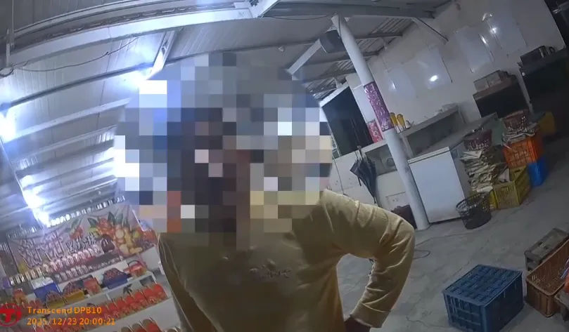 影/失控的2斤！水果行老闆暴怒「蓮霧砸車」　黑歷史全被挖出