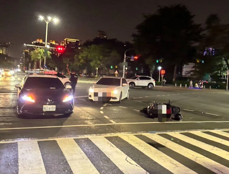 影/又是高齡駕駛！高雄阿公「高速追著騎士撞」