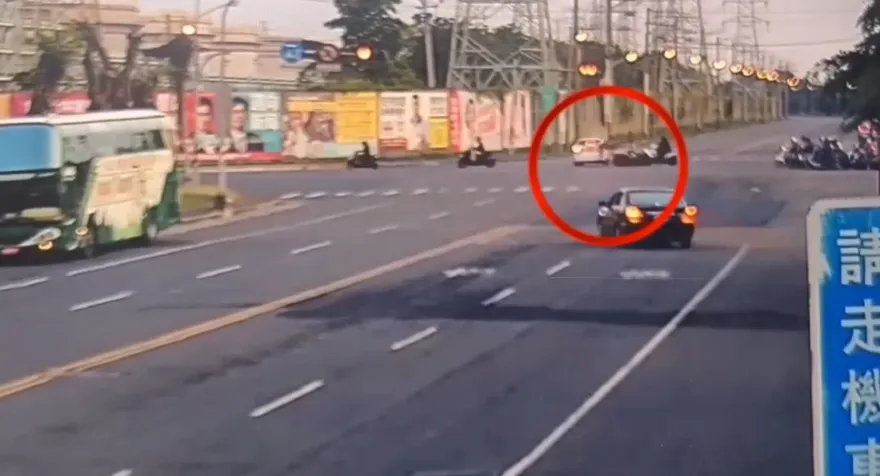 影/高雄49歲男闖紅燈「保齡球式」掃4機車　1人肋骨斷、3人擦傷