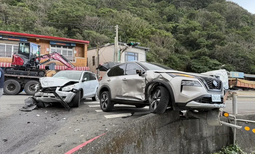 影/新北貢寮台2線2車對撞　自小客騎上護欄險墜落