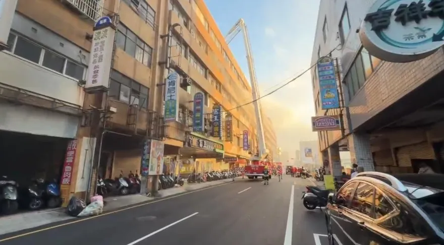 苗栗商辦大樓火警！消防雲梯車救出3人　1女命危送醫