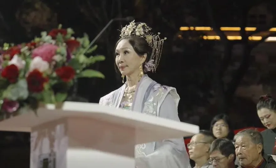 李佳芬古裝驚艷校慶！韓國瑜曝「維多利亞」三大教育奇蹟