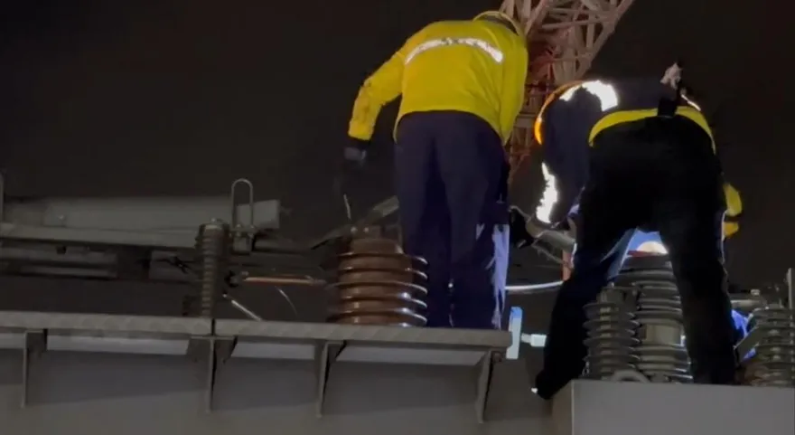 集電弓扯斷釀災！自強號卡民生地下道上方　乘客摸黑走軌道