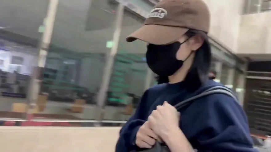 太子集團「豪乳特助」劉純妤包緊緊出庭痛哭　50萬交保