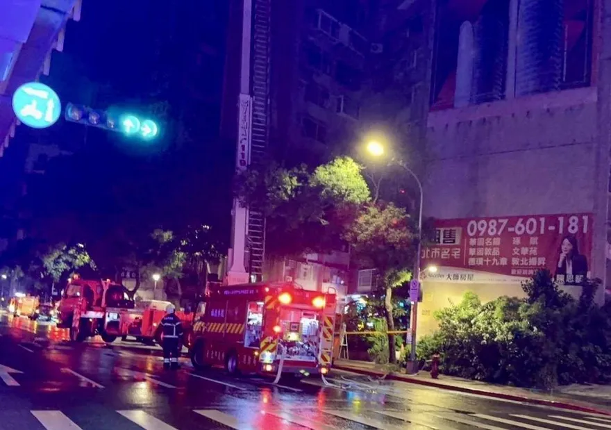 影/平安夜不平安！北市復興北路60歲女點聖誕蠟燭　險把家燒了