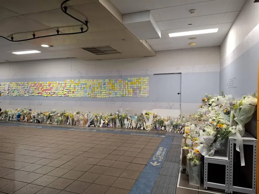 「英雄擋下了刀與火」北車M7出口設余家昶悼念牆　堆滿鮮花