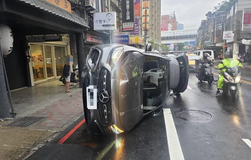 影/板橋賓士休旅車衝撞電訊箱後側翻　女駕駛受傷送醫