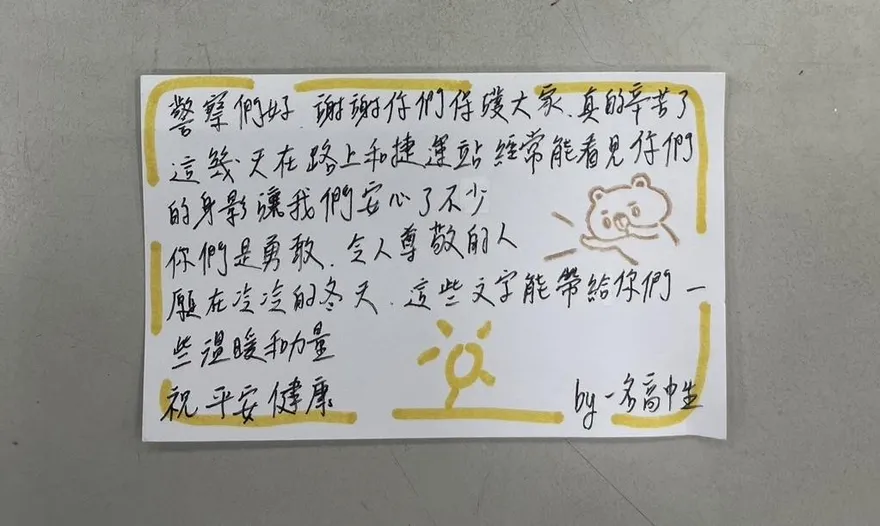 民眾肯定警察辦案辛勞　中正一分局湧入花籃、卡片