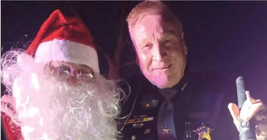聖誕老人超速遭攔！「聖誕老婆婆」一句話讓警察笑翻放行