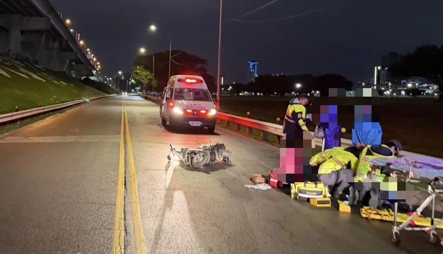 新北三重疏洪道車禍　2女機車雙載自撞1人命危