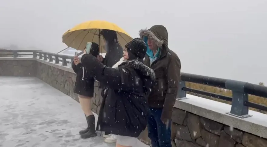 影/合歡山武嶺下冰雹「一片銀白」 　遊客大呼值得