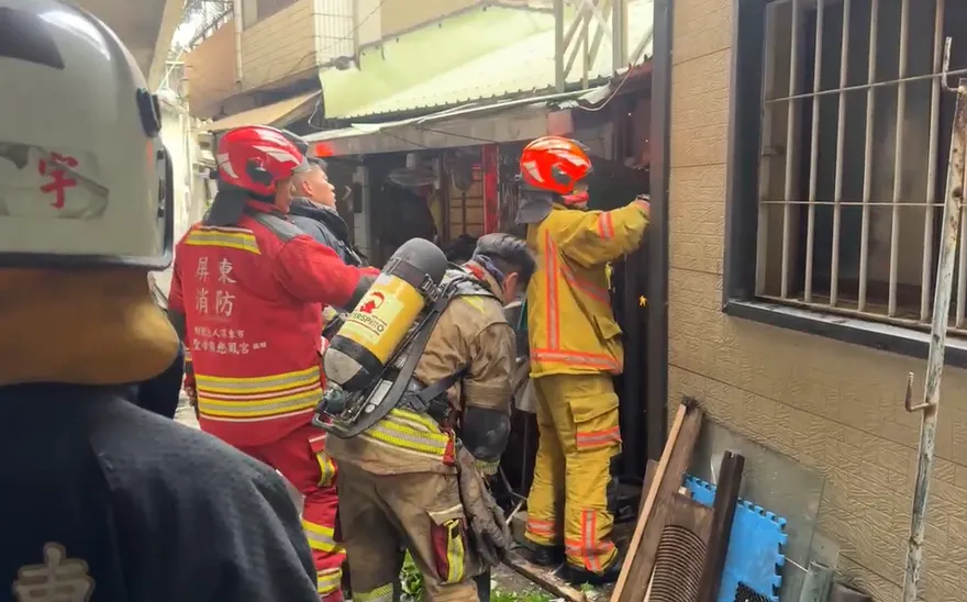 影/屏東狹窄巷弄民宅一早火警　8旬翁獲救嗆傷送醫