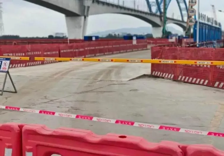 大橋施工沒封好！廣州一家5口開車不慎進入　當場墜江全罹難