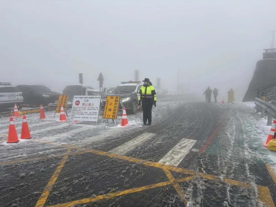 雪地中執勤！女警「全副武裝」佇立合歡山　網友不捨