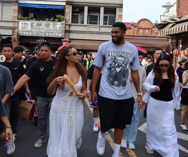 NBA/暑假來台灣網紅女友愛相隨　唐斯單膝下跪求婚成功