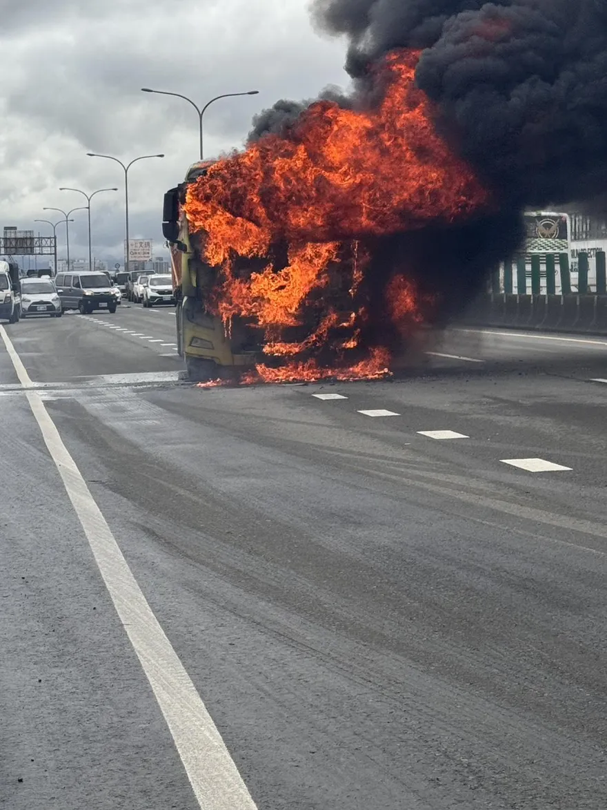 台66西向火燒車！　黑煙狂竄對向車道影響交通