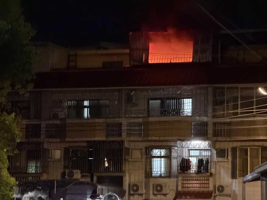 影/台中4樓鐵皮屋深夜起火！屋主悠哉1樓打包出國行李