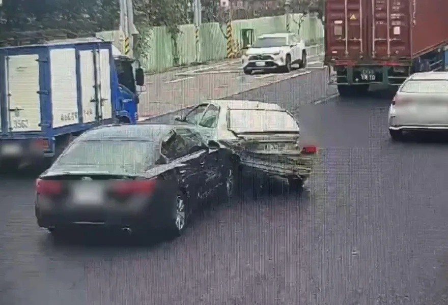 影/20萬賭債談不攏　債主街頭狂追5公里撞爛欠債男車