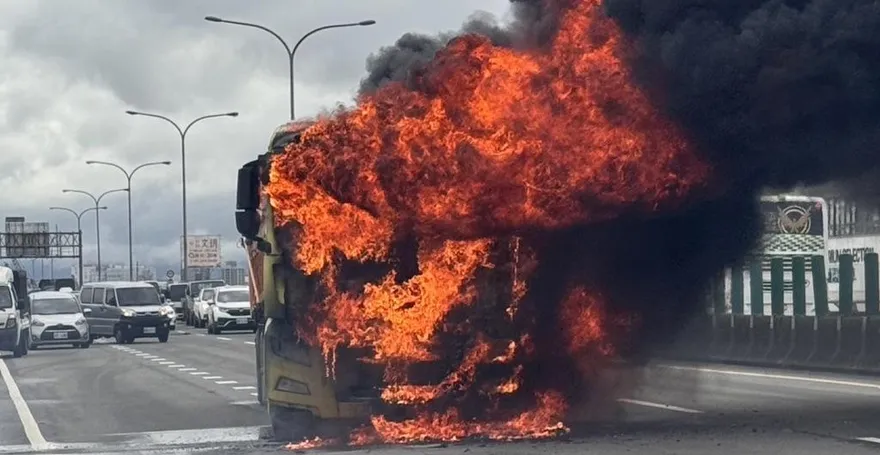 桃園快速道路驚魂！砂石車突燒成火球　駕駛驚險逃生
