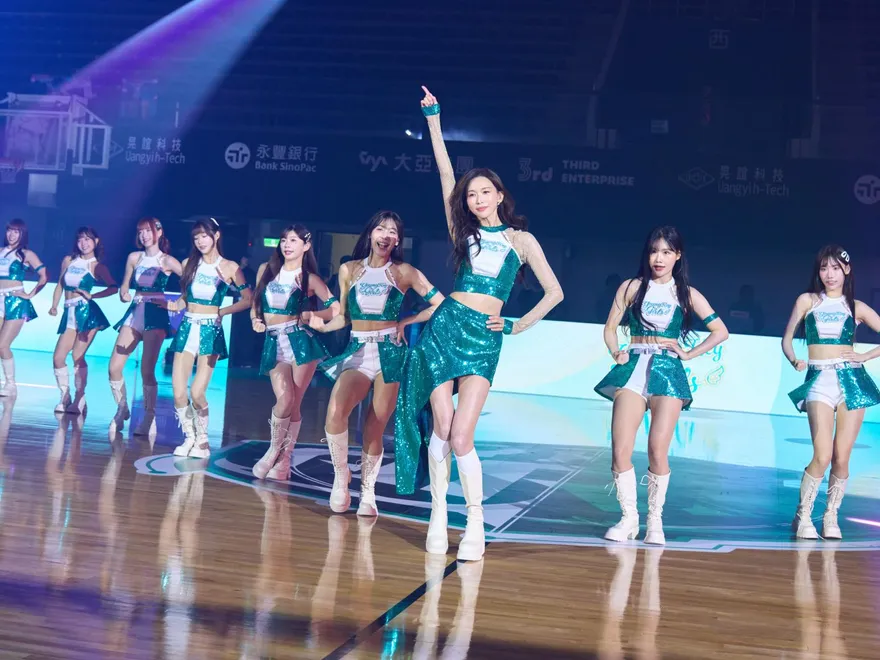 PLG/林志玲現身洋基開幕戰！跳應援舞羞喊：裝可愛我會很不好意思