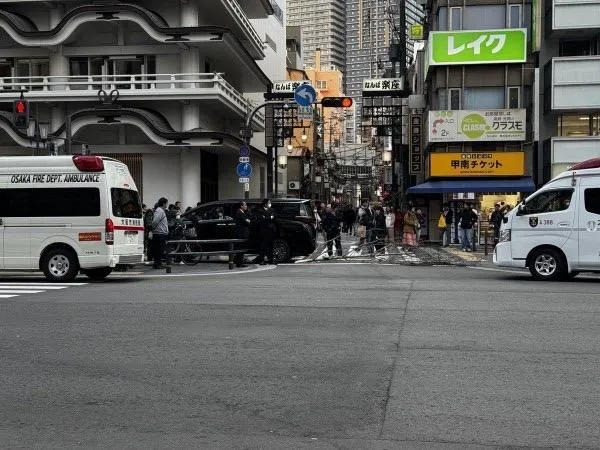 大阪鬧區車輛失控衝上人行道！2大人1女童受傷　駕駛當場被捕