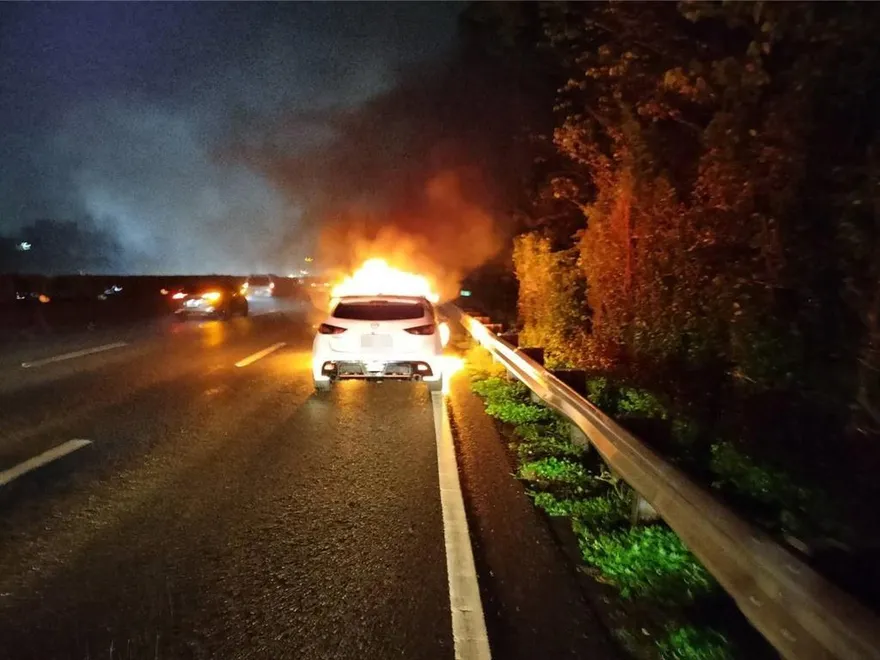 國1驚傳火燒車！南下車流回堵至大華系統　3人驚險逃生