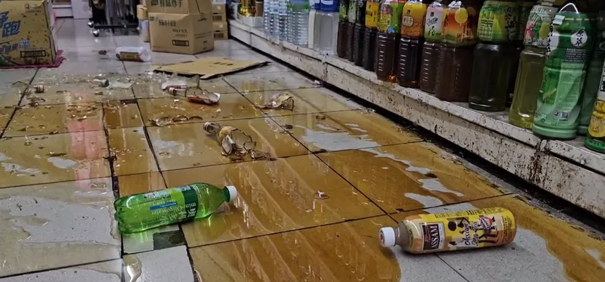深夜強震襲宜蘭！賣場商品噴飛　玻璃瓶碎一地