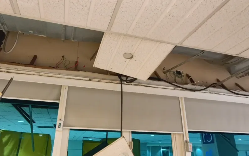 強震襲台！桃園機場天花板掉落超慘畫面曝　桃捷全線停駛