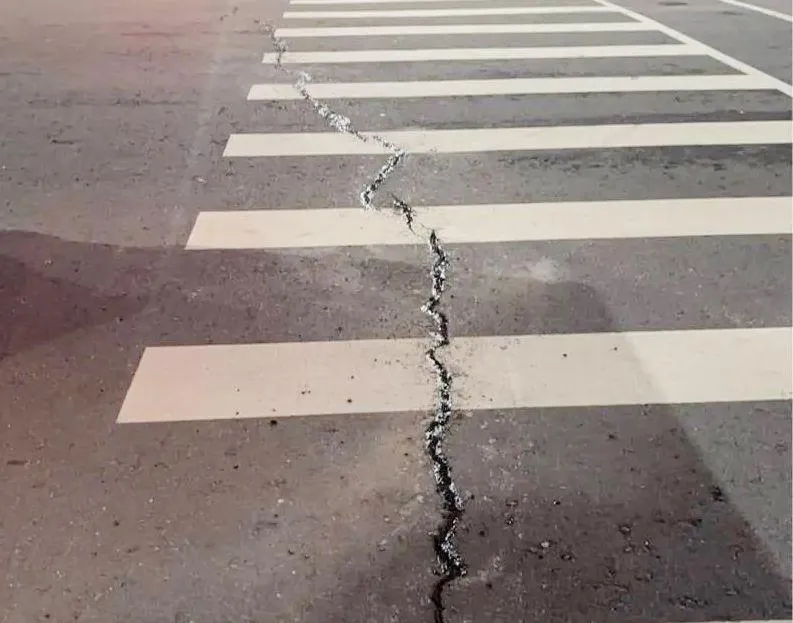 太可怕！7.0強震後　新莊宏匯廣場前「地面裂開」