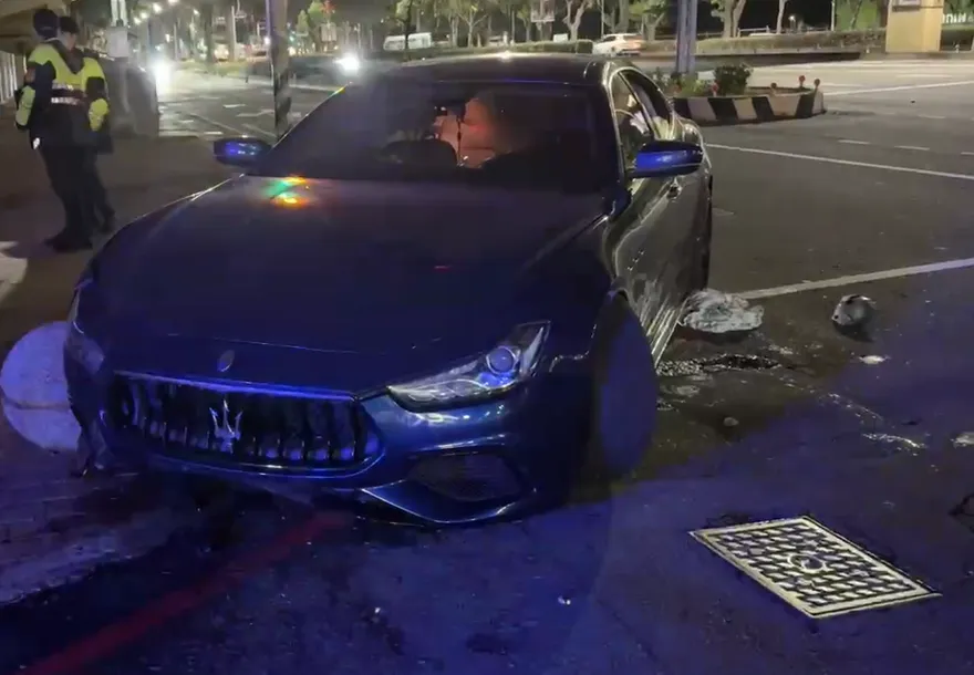 影/台中26歲男開瑪莎拉蒂載妹酒駕自撞　車子是媽媽的