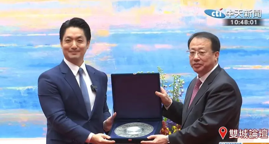 從龍山寺到101全刻上去！蔣萬安這份禮物讓上海市長秒懂台北