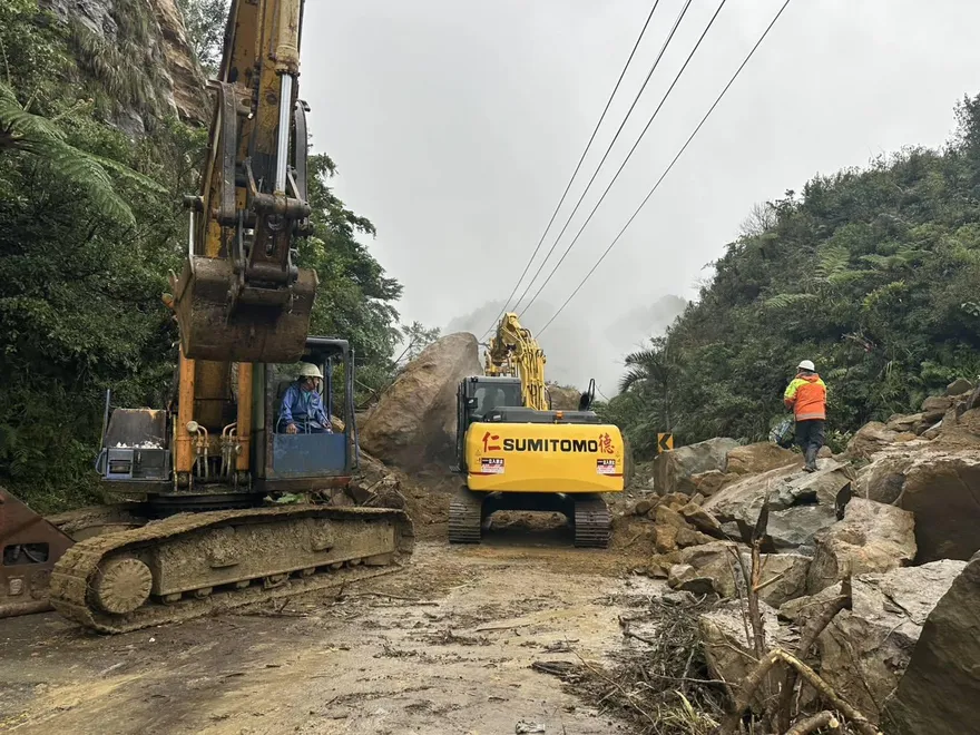 強震7.0釀災！平溪106線土石坍方雙向封閉　基隆客運846停駛
