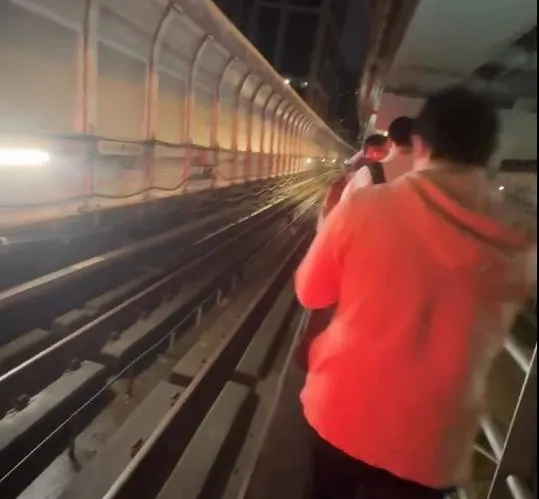 影/7.0強震環狀線乘客困車廂1小時　走3樓高「貓道」逃生