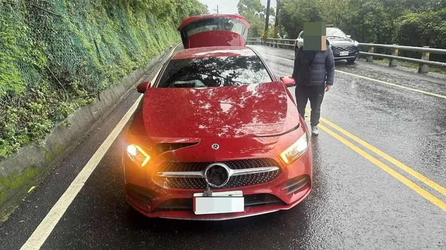 7.0強震又傳災情！蘇花公路南澳段落石砸中賓士　幸無人傷