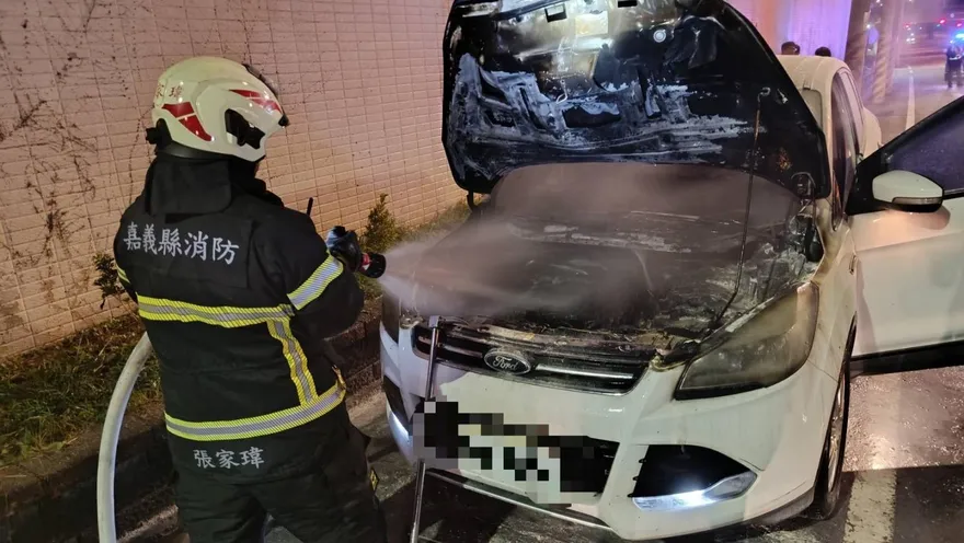 影/歲末年終換車片！嘉義台82線驚見「引擎狂燒車報銷」