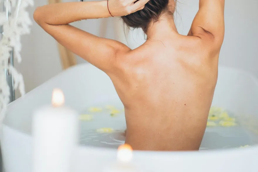 失眠救星？「黑暗淋浴」網路瘋傳　醫證實：身體更放鬆