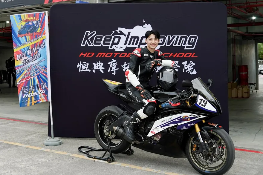 《秘密關係》王君豪騎重機慘摔　揭「後煞車冒煙」驚險過程