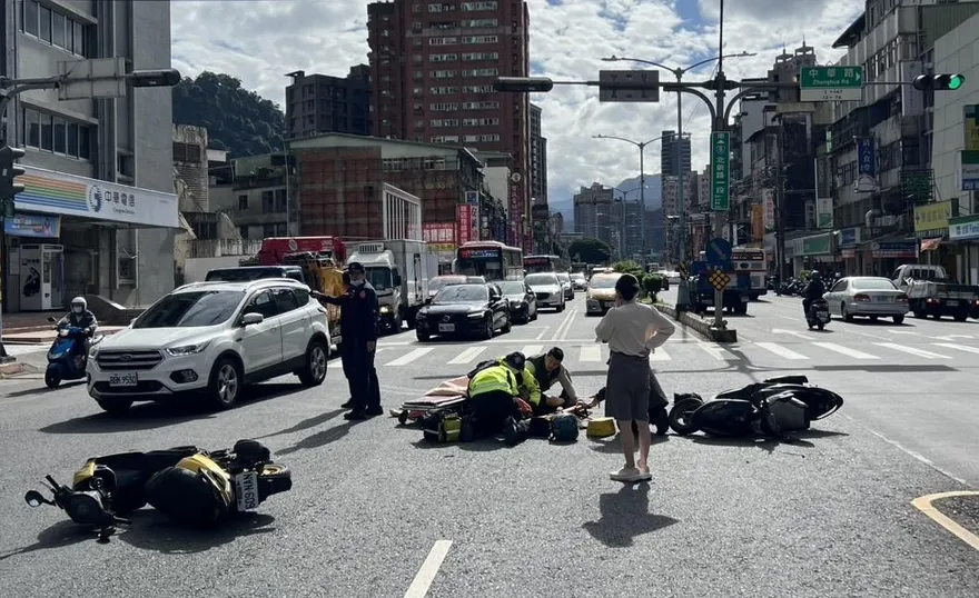 影/新北新店機車對撞　2騎士噴飛慘摔受傷