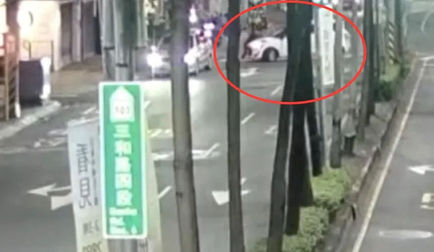 影/三重男穿越馬路被嗆起衝突　趴引擎蓋擋車遭甩飛