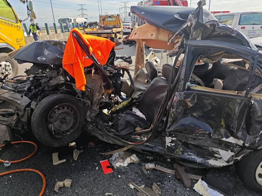 軍人妹崩潰！海巡空勤士官長休假國3遇死劫　黑車遭夾擊變形