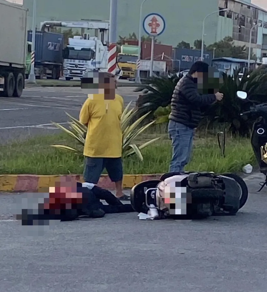 高雄碼頭7區驚悚車禍　騎士碰撞拖板車腳掌遭輾斷