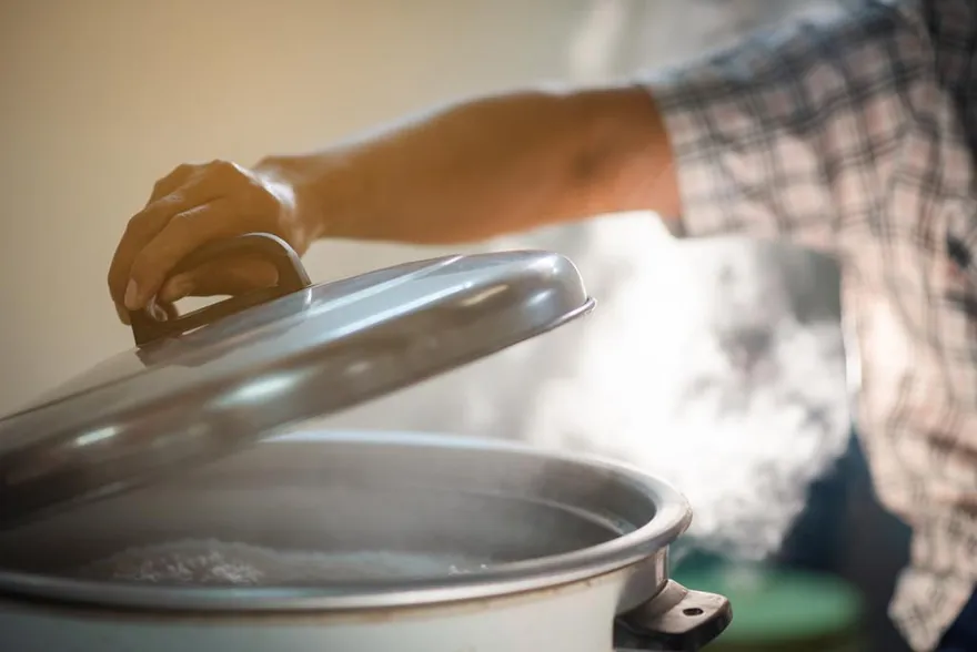 新秘訣？手機放電鍋後3分鐘搶到票　專家：電磁波影響