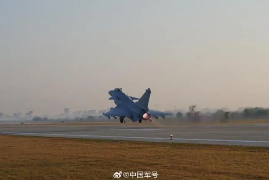 川普才喊找賴清德談！共軍15機艦闖台海周邊、6機逾中線