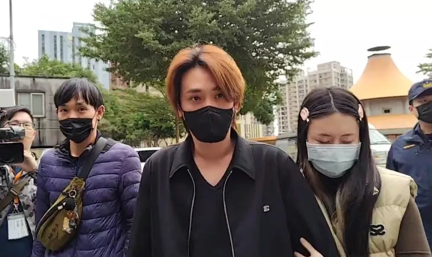 影/曹西平乾兒眼紅腫現身殯儀館　不捨之情...鏡頭前淚崩