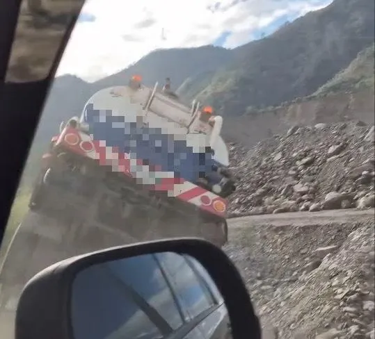 影/南橫公路爆嚴重意外！灑水車「整輛翻落邊坡」