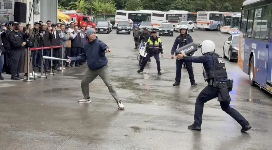 影/新北市府公車反恐演練　模擬劫車、起火場面逼真