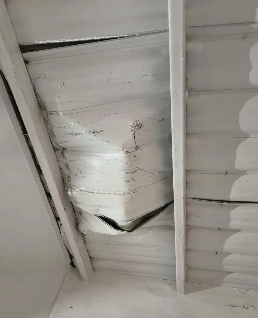 影/天降8支滅火器砸爛鄰居屋頂　保全遭逮辯：上班無聊