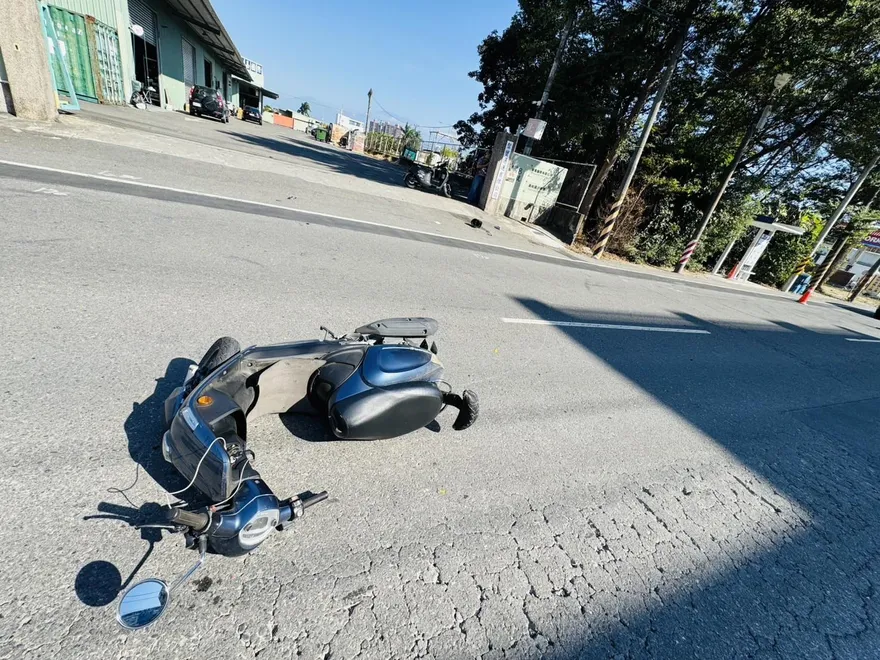 高雄小貨車暴衝連撞3車　女騎士失去生命跡象、送醫不治